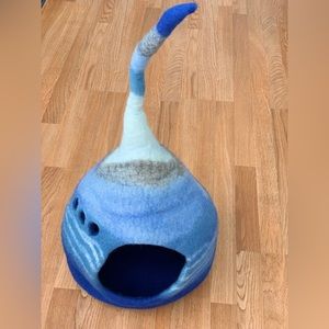 Handcrafted in Nepal. 100% sheep wool cat cave.